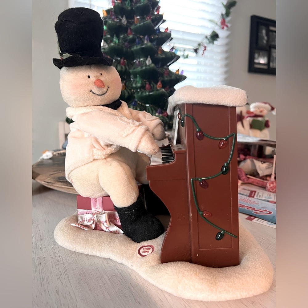 Hallmark 2009 plush, animated, musical ornament. "Let it Snow".